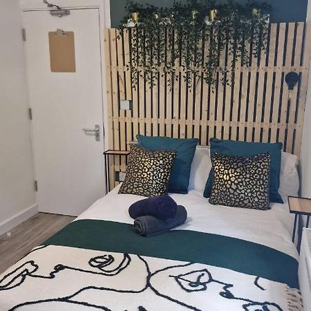 The Appletree Aparthotel Cowley  Bagian luar foto