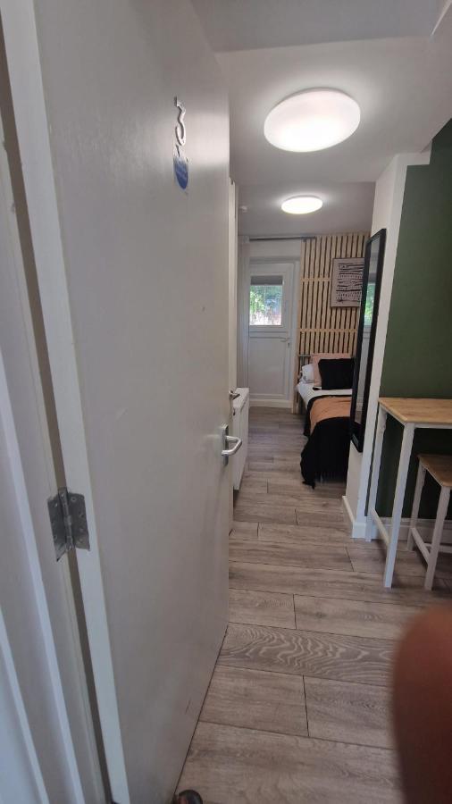 The Appletree Aparthotel Cowley  Bagian luar foto