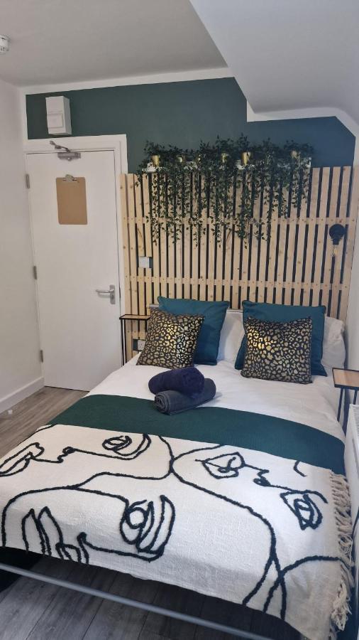 The Appletree Aparthotel Cowley  Bagian luar foto